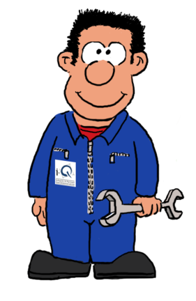 FuSi-Cartoon: Kleiner i-Q-Mitarbeiter - Arbeiter stehend - © i-Q Schacht & Kollegen Qualitätskonstruktion GmbH