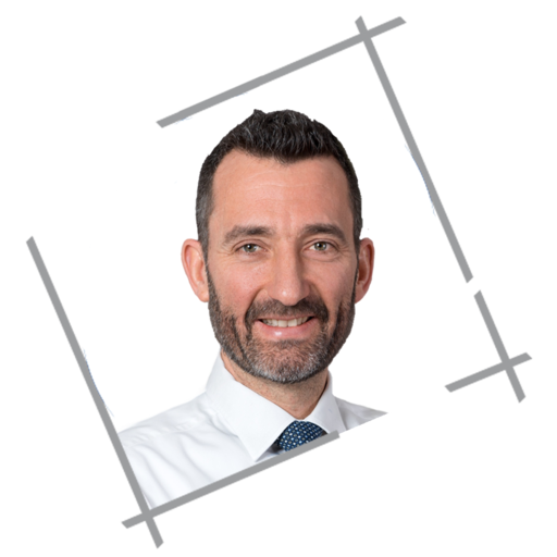 Foto zeigt Andreas Ceelen als Moderator für QM-Themen der i-Q GmbH im Portrait mit weißem Hemd